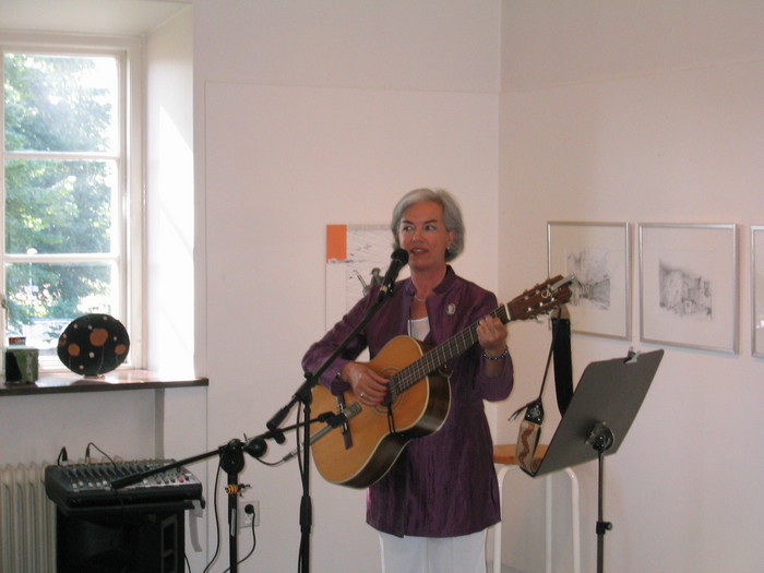 Karin Sandqvist sjunger visor p Hantverksmuset i ngelholm, Sverige 14.6.2007. Foto: Eva Dahlberg
