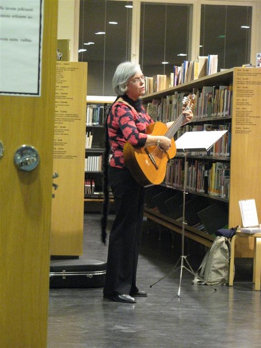 Karin Sandqvist sjunger p Musikbibliotekens Dag p Vasa Stadsbibliotek 25.10.2007